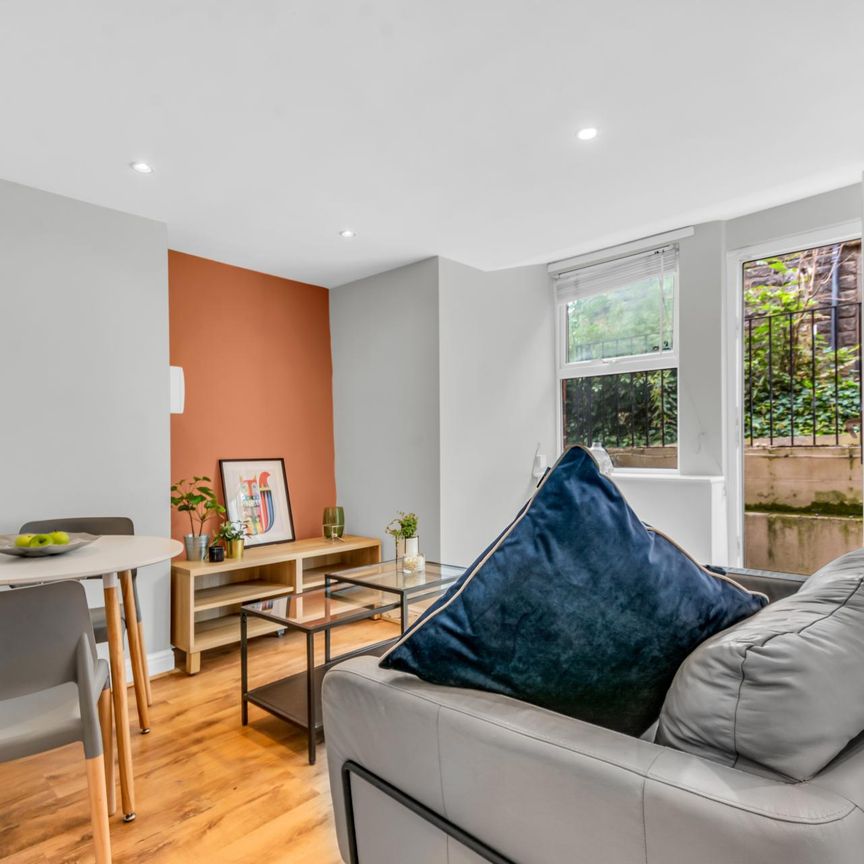 4 WINSTANLEY TERRACE Leeds - LS6 1DS - Photo 1