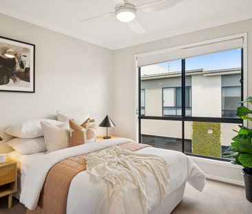 6 min Walk to Train station - Clean and Modern 4-bedroom townhouse - Photo 6