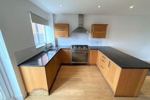 2 bedroom end of terrace house to rent - Photo 1