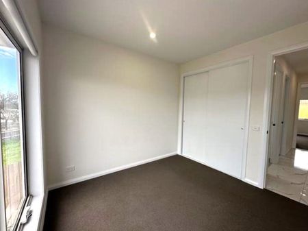 LARGE LUXURIOUS FAMILY HOME IN GREAT LOCATION!!! - Photo 4