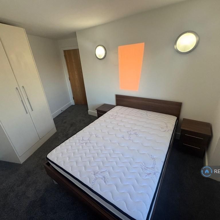 1 bedroom in a flat share to rent - Photo 1