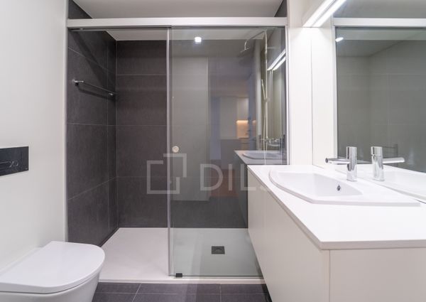 Apartamento T1 com varanda - Novo - Casa da Musica - Rotunda Boavista