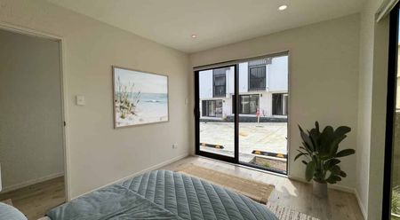 Modern 3 bedroom home in Birkdale. - Photo 3