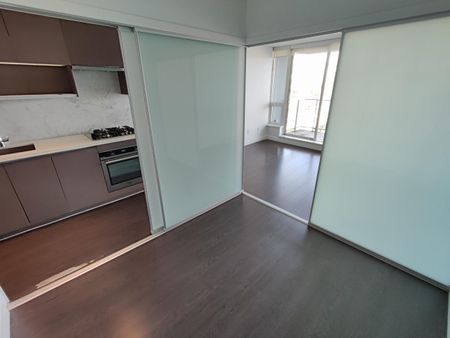 Park Avenue. One Bedroom Close to King George Skytrain Station - Photo 4