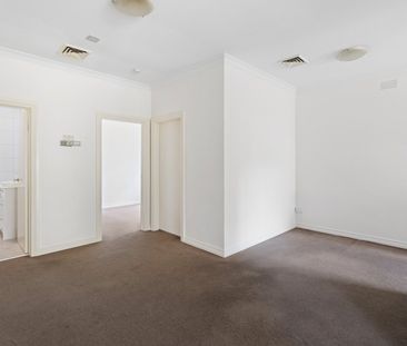 LARGE THREE BEDROOM PROPERTY - Photo 6