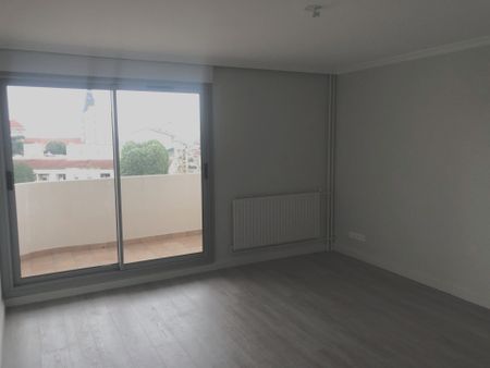 Location Appartement 3 pièces 76m² OULLINS 69600 - Photo 3