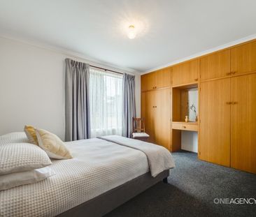 Tidy Two Bedroom Brick Home - Photo 3