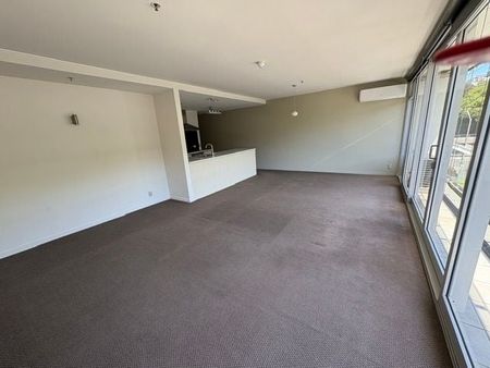 Sunny, spacious, Terrace apartment - Photo 3