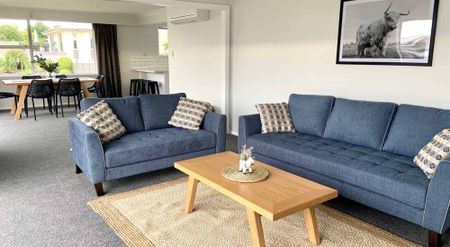 Fully Furnished Stylish Renovated Large Family Home in Prime Location! - Photo 4