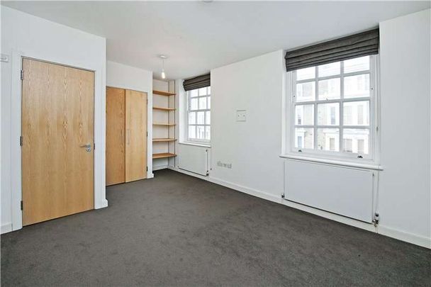 A well located studio flat with its own bathroom and shared kitchen facilities. - Photo 1