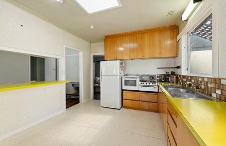 8 Bayview Road, Beaumaris VIC 3193 - House For Rent | Domain - Photo 2