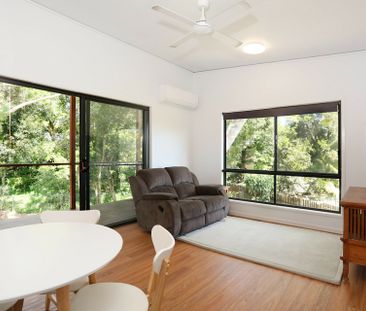 5 BEDROOM HOME WITH FREE STANDING ONE BEDROOM GRANNY - Photo 3