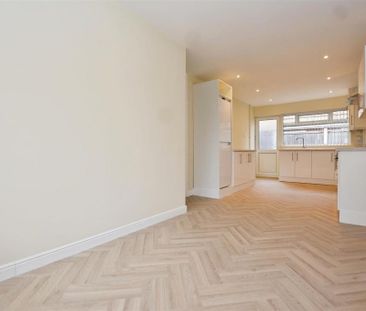 3 bedroom detached bungalow to rent - Photo 4