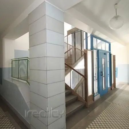 Zařízený byt 1+kk u náměstí Míru na Vinohradech - Fotografie 1