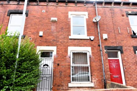 4 bedroom House in Thornville Street, Leeds - Photo 2