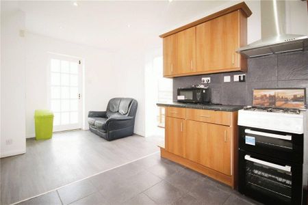 4 bedroom terraced house to rent - Photo 4