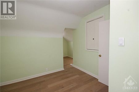 687 GAINSBOROUGH AVENUE - Photo 3