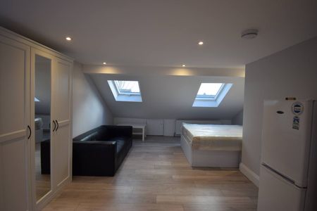 Self contained studio flat close to east ham station- - Photo 3