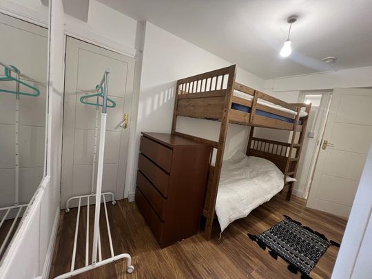 1 bedroom in a flat share to rent - Photo 1