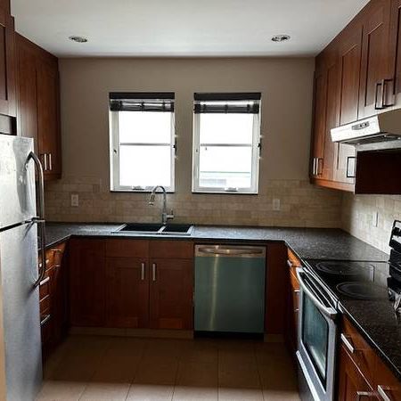 unfurnished 2 br + bath Apartment - Photo 1