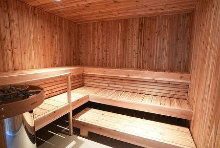 Large 2 bed 2 bath Downtown condo at Water street - Photo 4