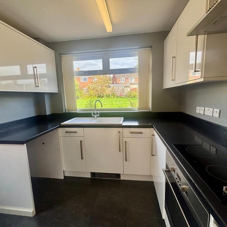 3 bedroom semi-detached house to rent - Photo 1