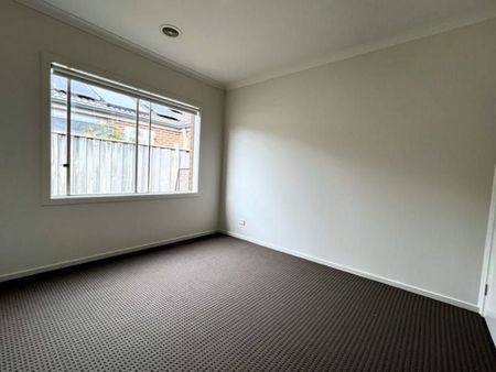 8 Brolin Terrace, CRANBOURNE NORTH - Photo 4