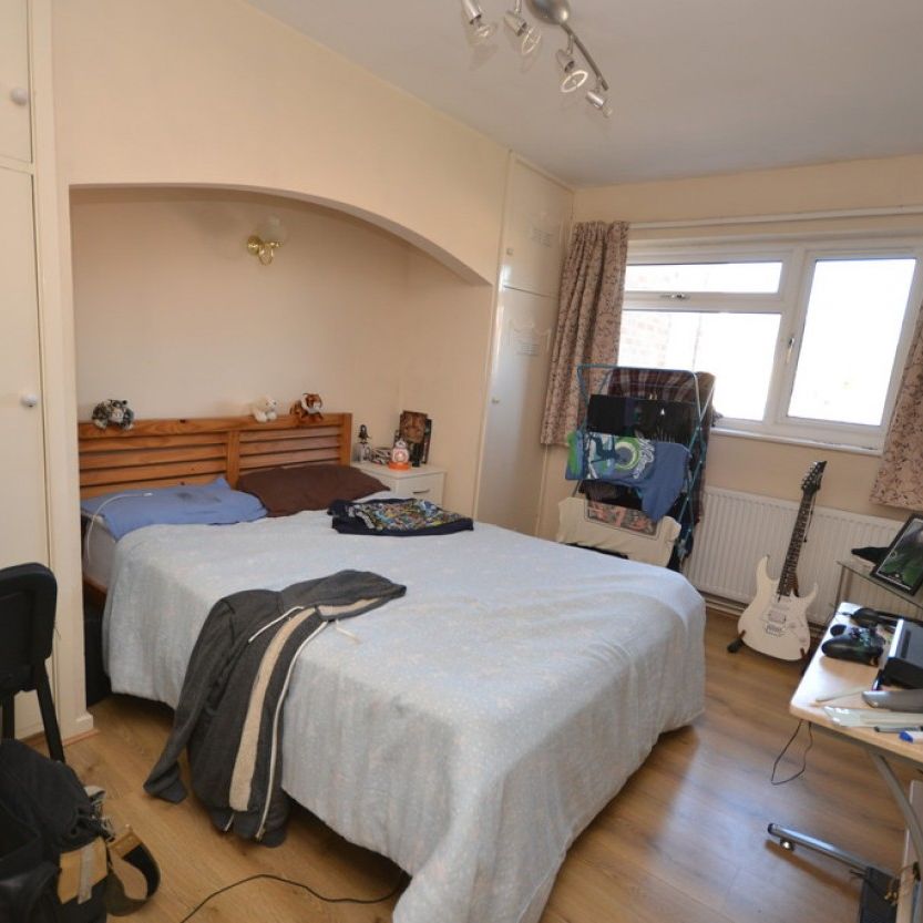 3 bed Flat for Rent - Photo 1