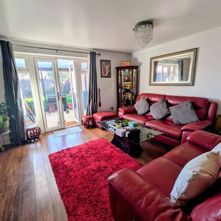 3 bedroom semi-detached house to rent - Photo 1