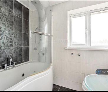 4 bedroom semi-detached house to rent - Photo 4