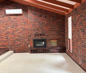 COMFORT AND CHARM IN SOUTH DUNCRAIG! - Photo 1