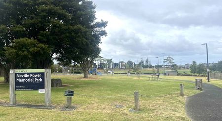 Handy Location - Photo 2