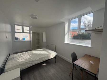 1 bedroom in a house share to rent - Photo 2