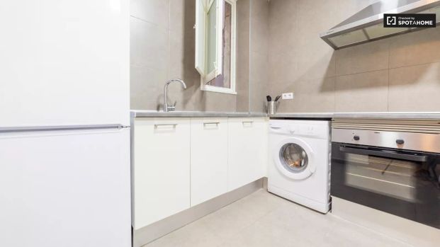 Room in a shared 5-bedroom apartment for rent in La Gran Vía, perfect for singles. - Foto 1