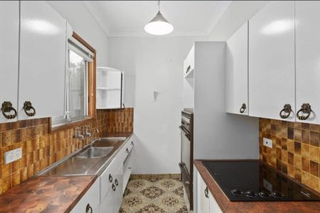 Charming Home in a Convenient Location – Close to Hazelbrook Amenities! - Photo 2