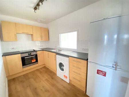 A contemporary apartment forming part of a modern development set in vibrant Crawley. - Photo 4