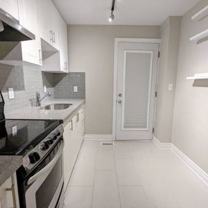 Lovely 1 bedroom on Kingston & Woodbine - Photo 2