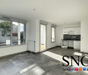 T3 AVEC TERRASSE, JARDIN ET DEUX PARKINGS - Photo 1