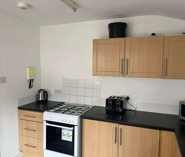 Rooms close to Hull Royal - Photo 3