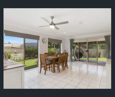 Spacious Family Home in Quiet Helensvale Cul-de-Sac - Photo 3