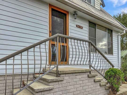 CHARMING 3 BEDROOM COTTAGE - Photo 1