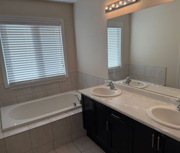 For Lease - 74 Lloyd Crescent, Brampton, Ontario - Photo 4