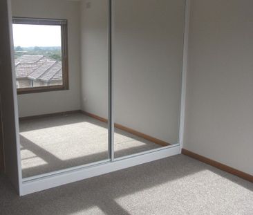 TWO BEDROOM UNIT - MINUTES FROM OATLEY VILLAGE & STATION - Photo 2