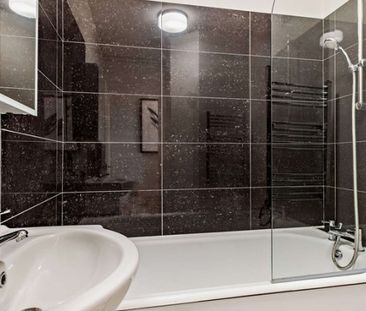 Three Bedroom Flat to rent in London - Photo 5