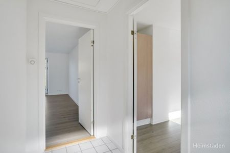 Attraktiv 1-plans rækkehus i Holluf Pile med have og parkering. - Foto 2