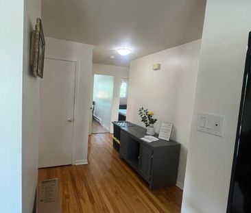 1 400 $ Libre 1er déc. 2025 - Grand 5 ½ (haut 2plex) Inclus : Parki... - Photo 4