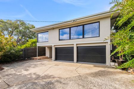 ELEVATED FAMILY HOME WITH A FABULOUS ENTERTAING ALFRESCO AREA - Photo 4