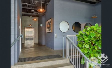 Stunning 2 Bedroom, Partially Furnished - Photo 4