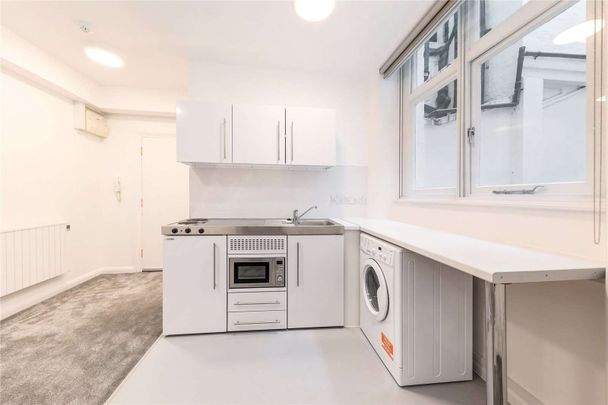 A studio room with its own kitchenette and shower room in South Kensington. - Photo 1