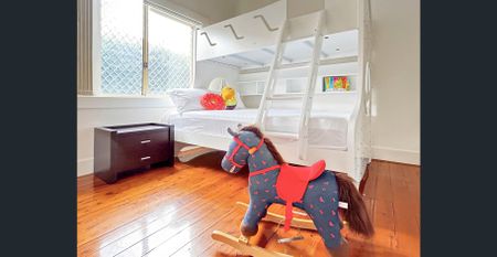 Fully furnished, 2 Parkings - Jan 2026 available - Photo 5